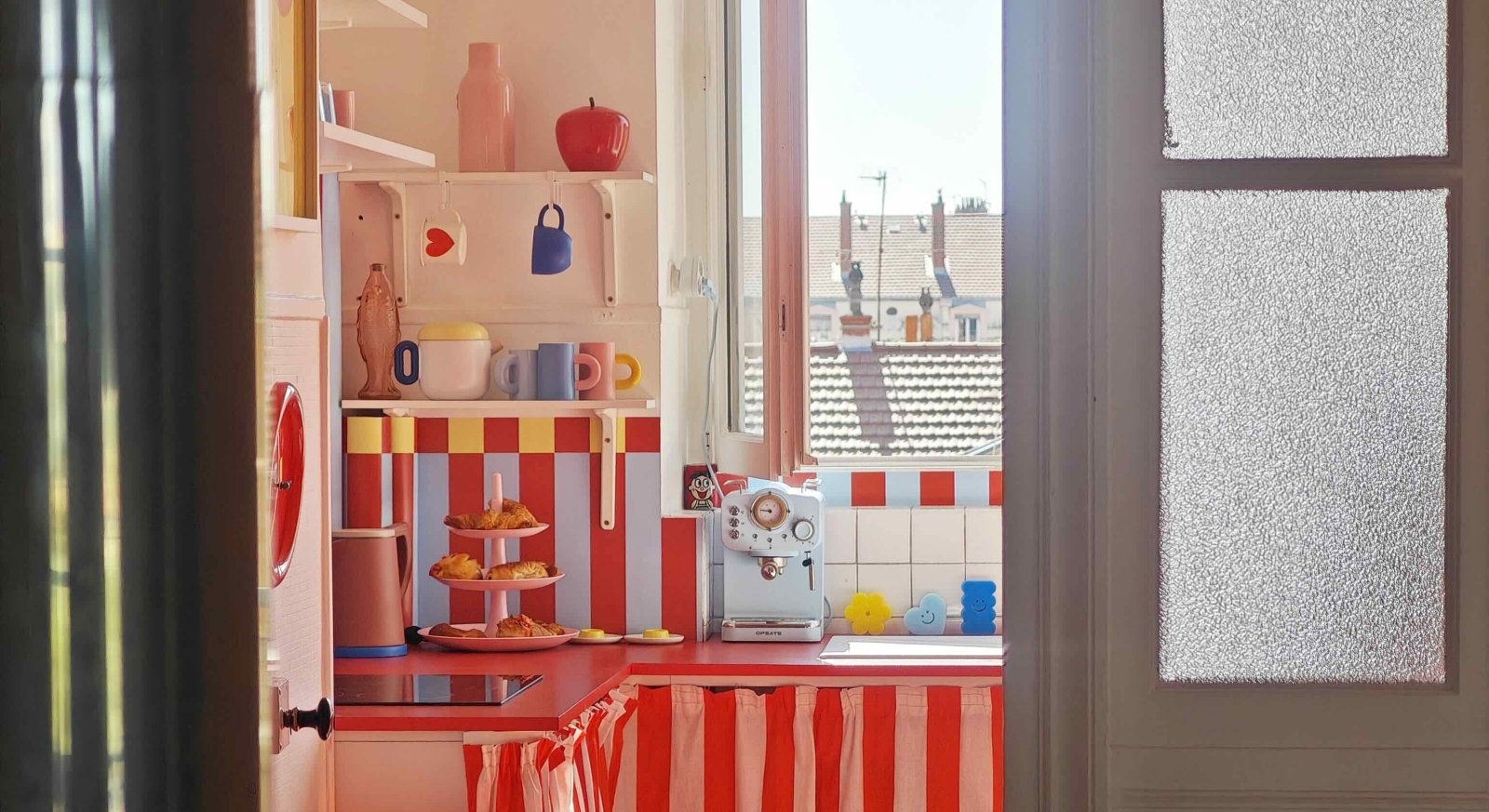 Colorful peel and stick wallpaper for a vintage and joyful kitchen by Jony Amour - Made of Sundays