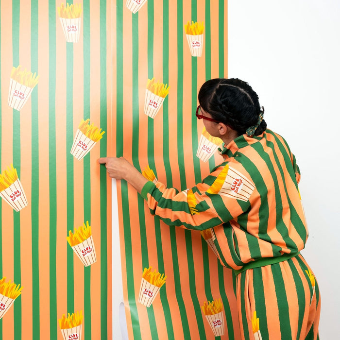 Pommes Club Rot Weiß Wallpaper - Peel & Stick Wallpapers by Made of Sundays