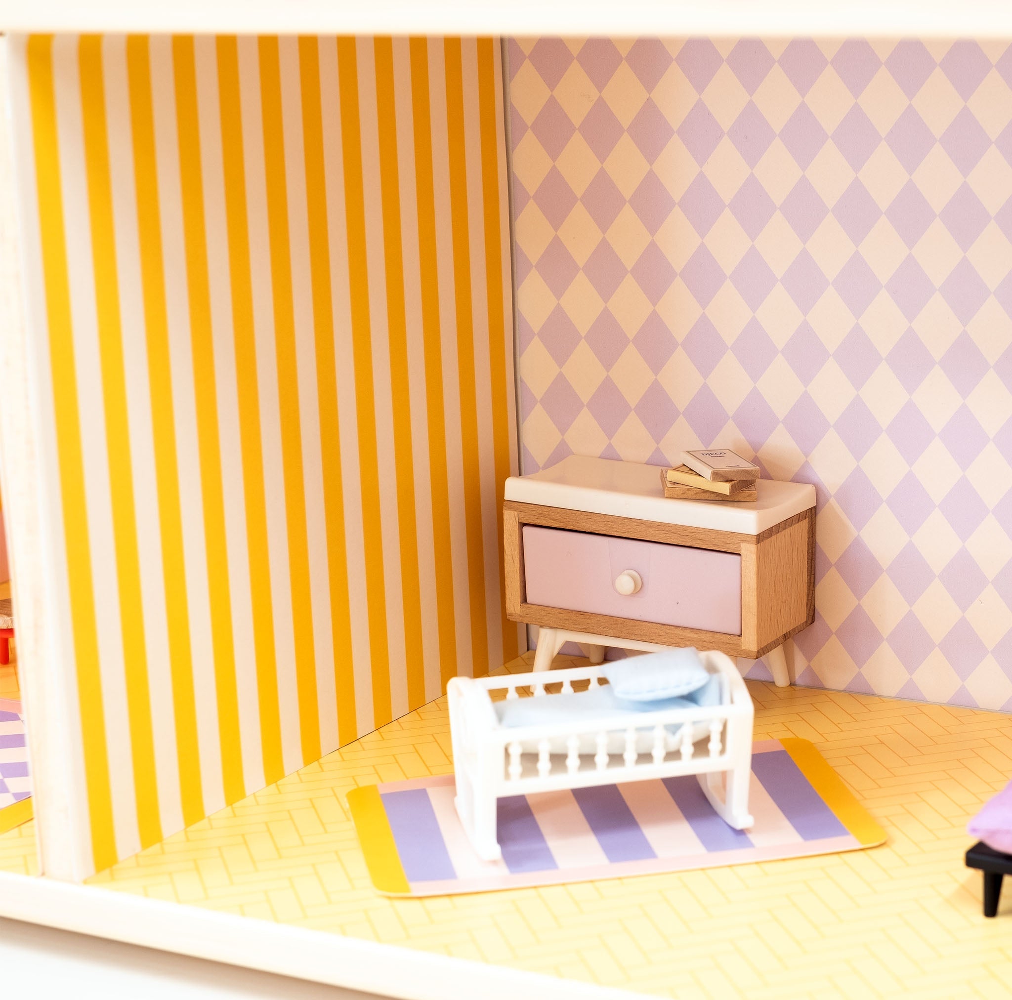 イケアのフリサットドールハウス用のカラフルな壁紙 — Made of Sundays