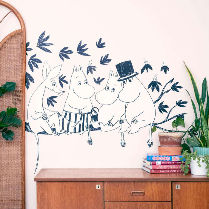 Adesivo murale Famiglia Moomin su un albero