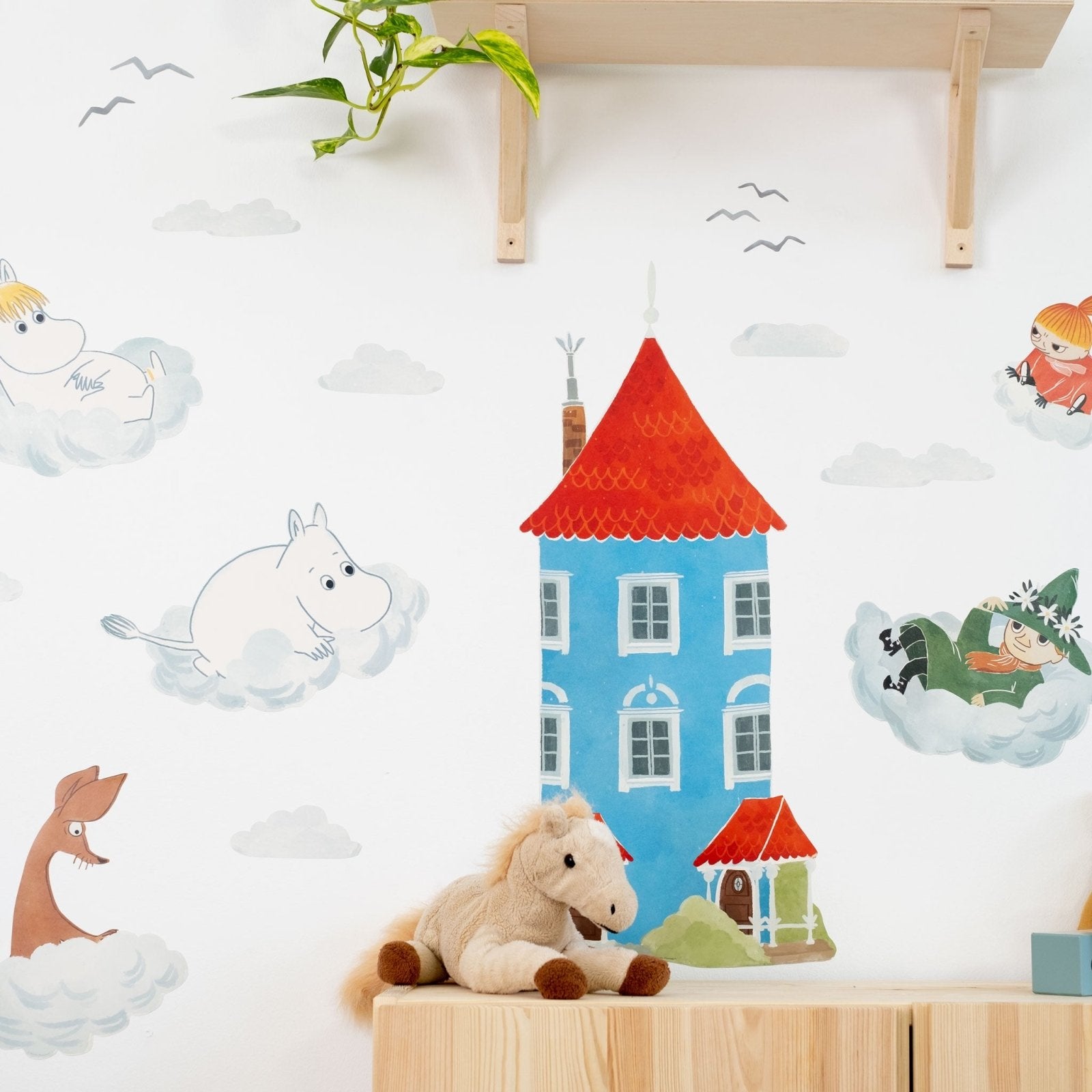 Sticker mural Petite maison Moomin et nuages — Made of Sundays
