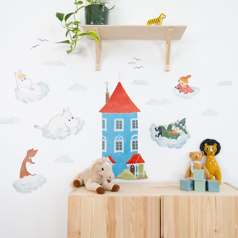 Sticker mural "Petite maison Moomin avec nuages"