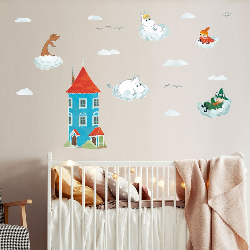 Sticker mural "Petite maison Moomin avec nuages"
